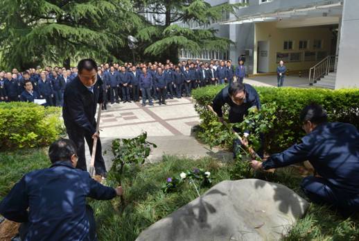 陕鼓集团举办感恩林清明纪念活动